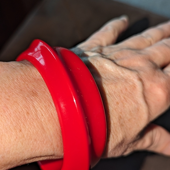 ❤️🍒 FunVintage Bangle Bright Cherry Red  Bracelet ♥️🍒♥️ - Picture 5 of 12